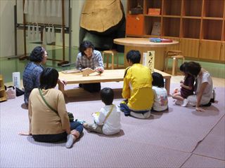 写真：わくわくたんけん室での「おはなし会」