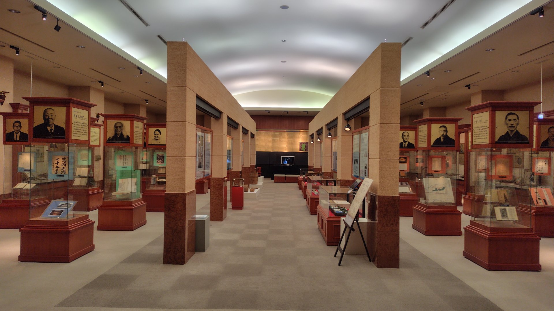 写真：先覚コーナー展　秋田の酒と人　展示風景