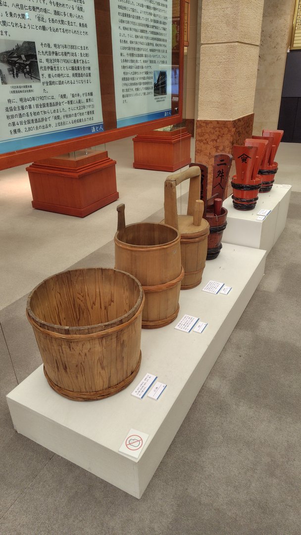 写真：先覚コーナー展　秋田の酒と人
展示資料　昔の酒造りの道具
