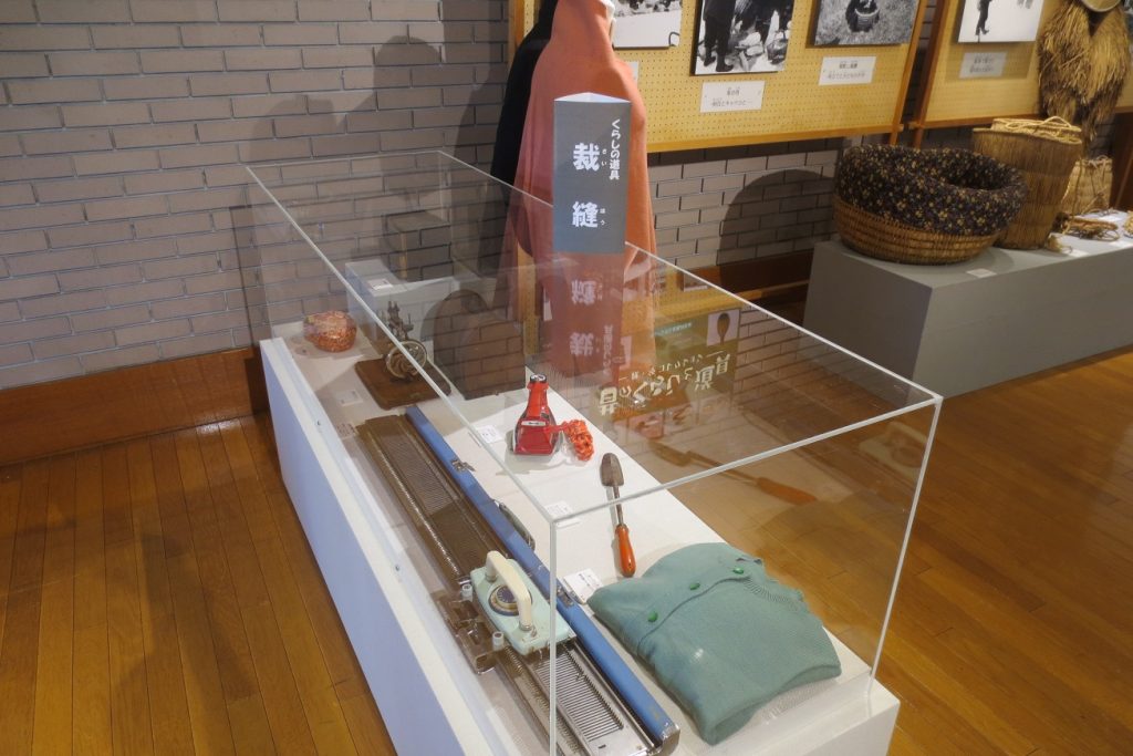 写真:ミュージアム連携出張展 昔のくらしと道具 展示風景