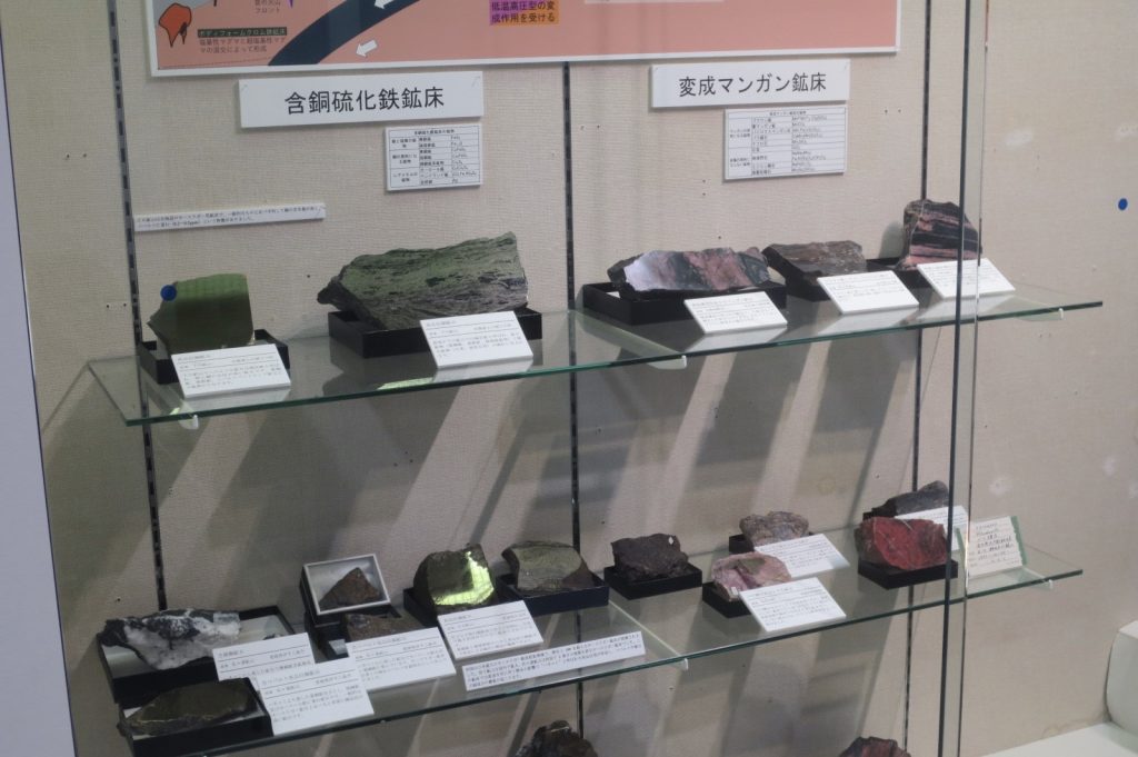 写真:展示風景 秋田で見ない やまの石たち