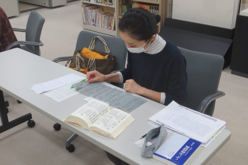 写真：友の会　古文書整理ボランティア